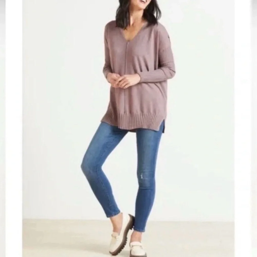Evereve Women's V-Neck Sweater in Lavender